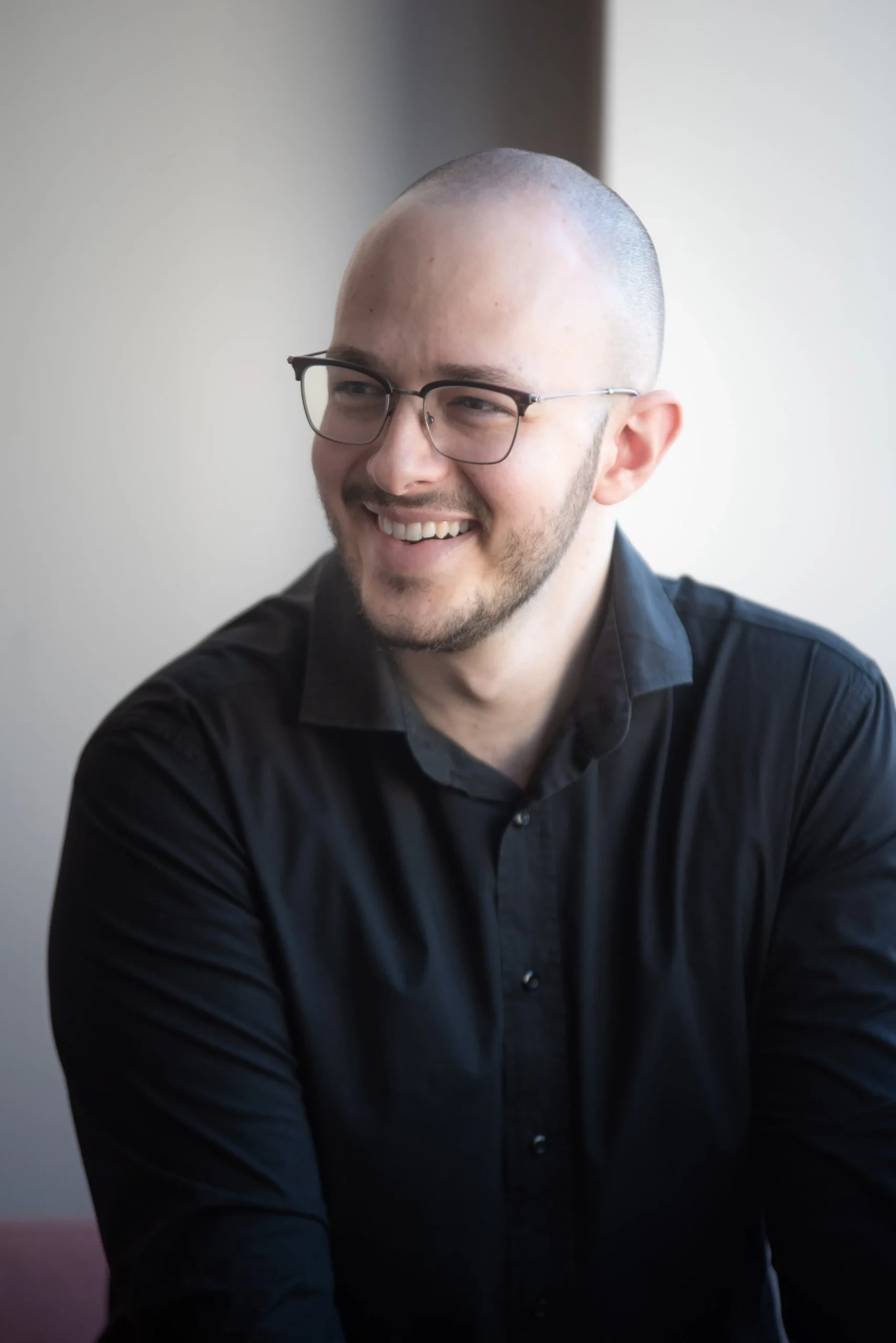 Δημήτρης Μαρίνος – ψυχολόγος, χαμογελαστός σε φυσικό φωτισμό, αποπνέει θετικότητα και αυτοπεποίθηση