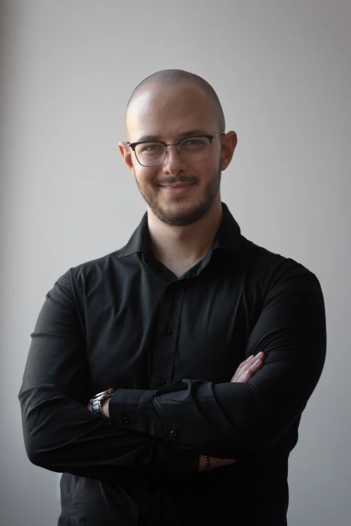 Δημήτρης Μαρίνος – ψυχολόγος και ιδρυτής της Στρατηγικής Θεραπείας, σε επαγγελματική πόζα με σταυρωμένα χέρια